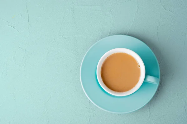 Café Com Leite Uma Xícara Turquesa Mesa Vista Abov — Fotografia de Stock