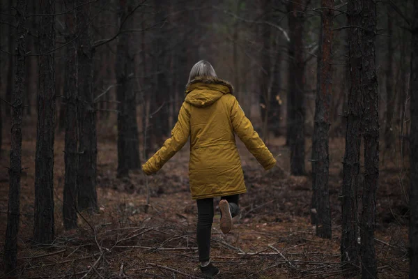 走在黑暗森林的女孩 — 图库照片