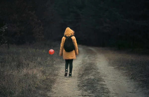 Meisje Met Een Rode Ballon Het Bos — Stockfoto