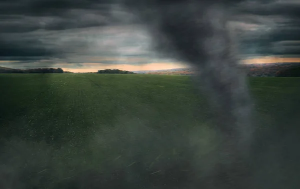 Tornado Auf Einem Feld Bei Sonnenuntergang Nahaufnahme — Stockfoto