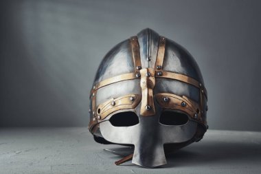 Knight's kask gri bir arka plan üzerinde