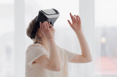 Sanal gerçeklik gözlüklü genç kadın