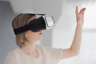 Sanal gerçeklik aygıt kadında