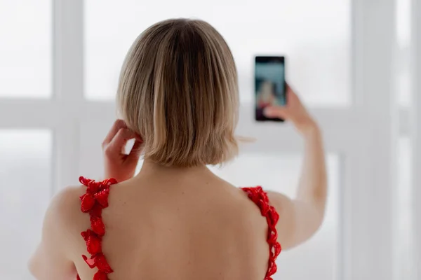 Menina Vestido Vermelho Faz Selfie Smartphone — Fotografia de Stock
