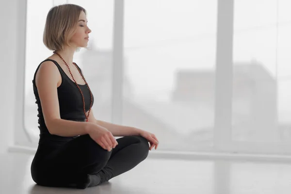Vrouw Lotuspositie Mediteert — Stockfoto