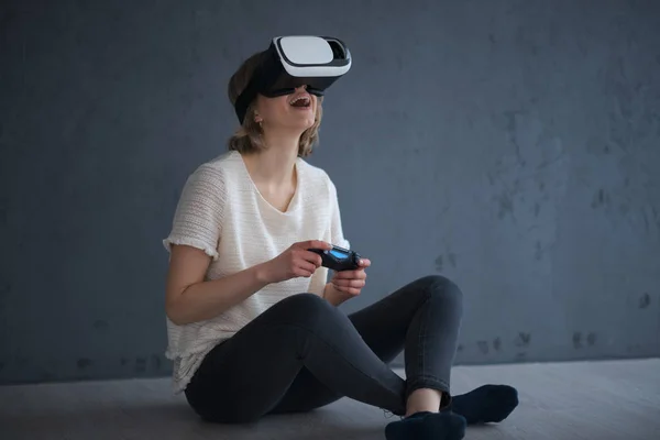 Egy Fiatal Lány Játszik Játékok Virtuális Valóság — Stock Fotó