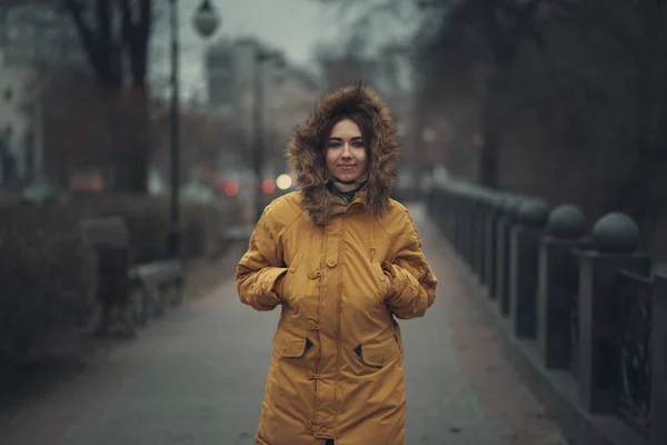 Ragazza Giacca Gialla Sera Nella Città Autunno — Foto Stock