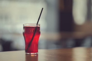 Meyve suyu masada, yakın çekim