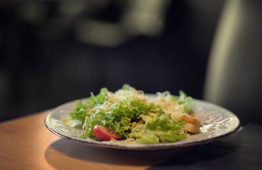 Masanın üzerine Sezar salatası