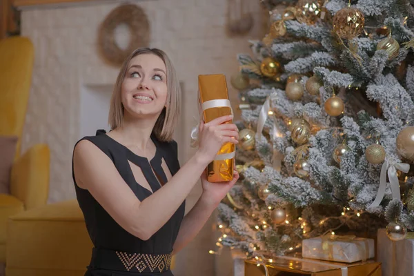 Giovane Donna Con Regalo Natale — Foto Stock