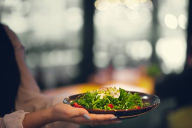 Taze Vegan elinde roka salatası