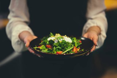 Vejetaryen elinde roka salatası