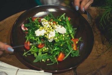 Vejetaryen salatası peynir ve roka masada