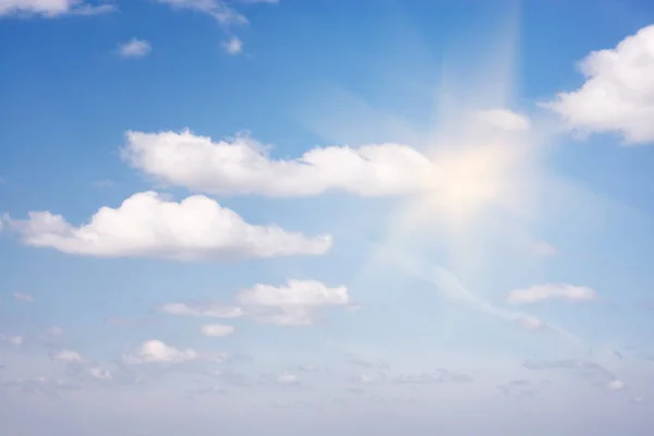 Céu Ensolarado Com Nuvens — Fotografia de Stock