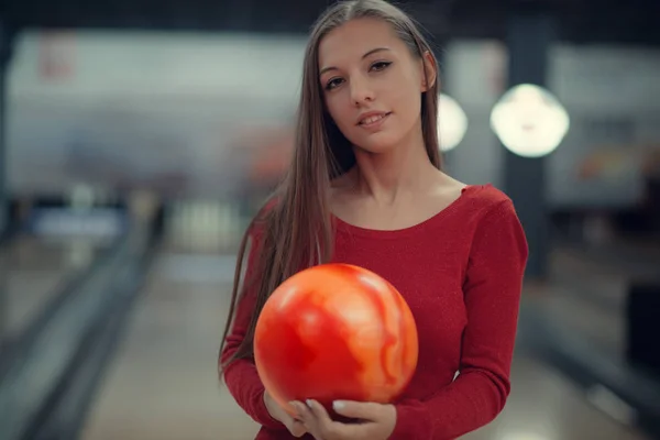 Menina Com Bola Boliche — Fotografia de Stock