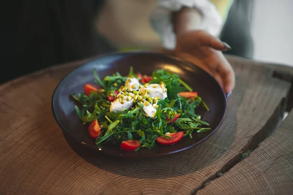 Great Salad Vegan Dengan Arugula Dan Keju — Stok Foto