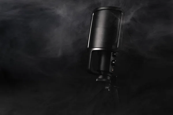 Černé Mikrofon Černém Pozadí Kouřem — Stock fotografie
