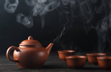 Çaydanlık ve bardak taze çay ile
