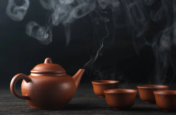 Teekanne Und Tassen Mit Frischem Tee — Stockfoto