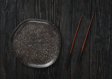 Plaka ve yemek çubukları, yakın