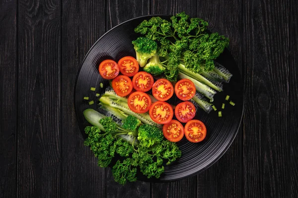 Frisches Gemüse Auf Einem Teller Hautnah — Stockfoto