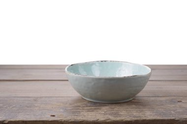 İzole arka plan ile tabloda kase