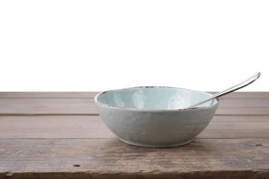 Kaşık ile izole arka plan ile masada kase