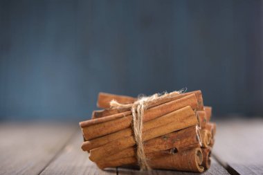 Tarçın masanın üzerine bir sürü