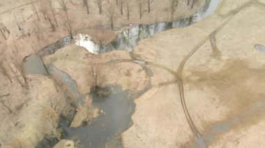 Mart ayında ilkbahar nehrinin havadan görünümü