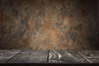 Paslı bir karanlık metal arka plan ile ahşap doku