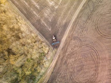 Traktörlü bir tarla yetiştirmek - en iyi görünüm