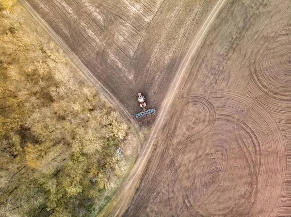 トラクターで畑を耕す トップビュー — ストック写真
