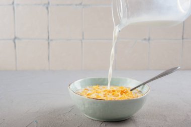 Mutfak masasında süt ile Mısır gevreği