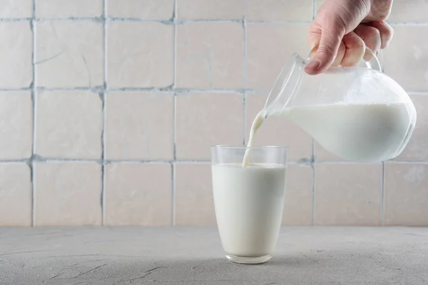 Sütü bardağa dolduruyorum. — Stok fotoğraf