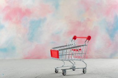 Parlak renkler arka plan ile renkli bir arka plan üzerinde Süpermarket arabası