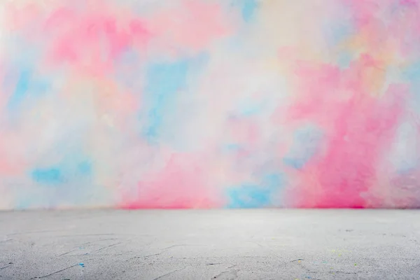 Parlak renkler arka plan ile boş taş masa üstü