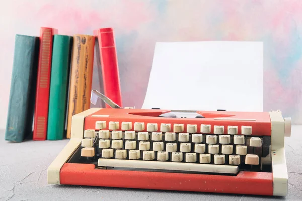 Macchina Scrivere Sul Tavolo Con Libri Con Sfondo Colori Vivaci — Foto Stock