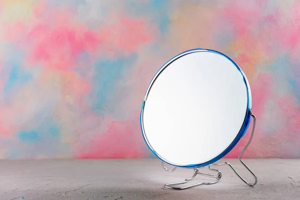 明るい色の背景を持つテーブルの上のミラー — ストック写真