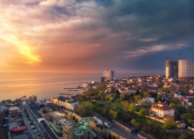 Denize yakın şehirde şafak vakti. Odessa, Arcadia.