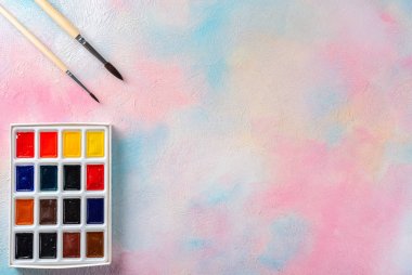 Suluboya boyalar, iki fırça ve bir palet - üst görünüm
