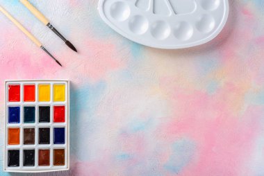 Suluboya boyalar, iki fırça ve bir palet - üst görünüm