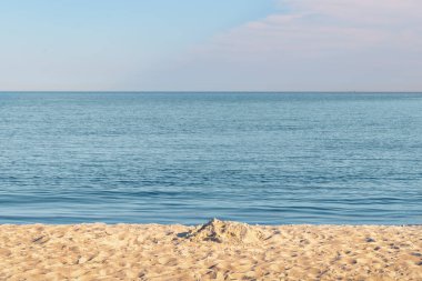 Bulutlar ile plaj, deniz ve mavi gökyüzü