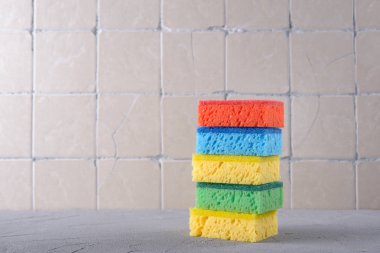 Süngerler masada, kapat