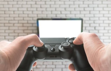 Gamepad arka planda tv ile ellerde