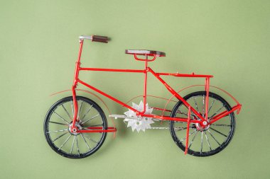 Yeşil arka planda kırmızı vintage bisiklet