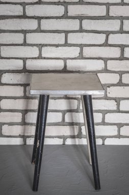 Beyaz tuğla duvara karşı eski, kirli dışkı