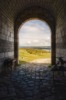 Göz içinde taş kemer ve parke taşı geçit