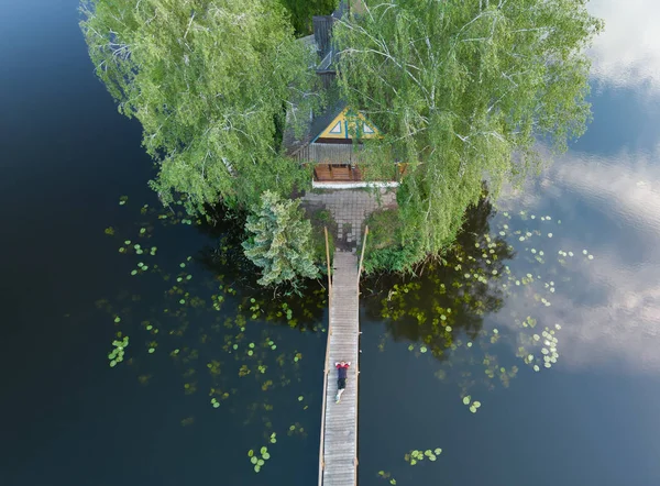 Een Man Rust Brug Buurt Van Rivier Top View — Stockfoto