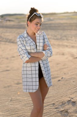 Çölde ceketli kız