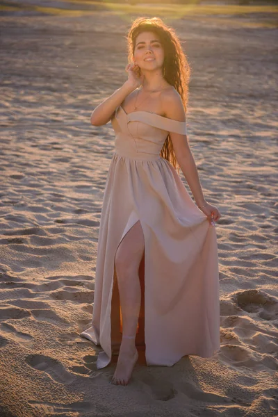Μελαχρινή Γυναίκα Στο Βράδυ Φόρεμα Στην Έρημο Στο Ηλιοβασίλεμα — Φωτογραφία Αρχείου
